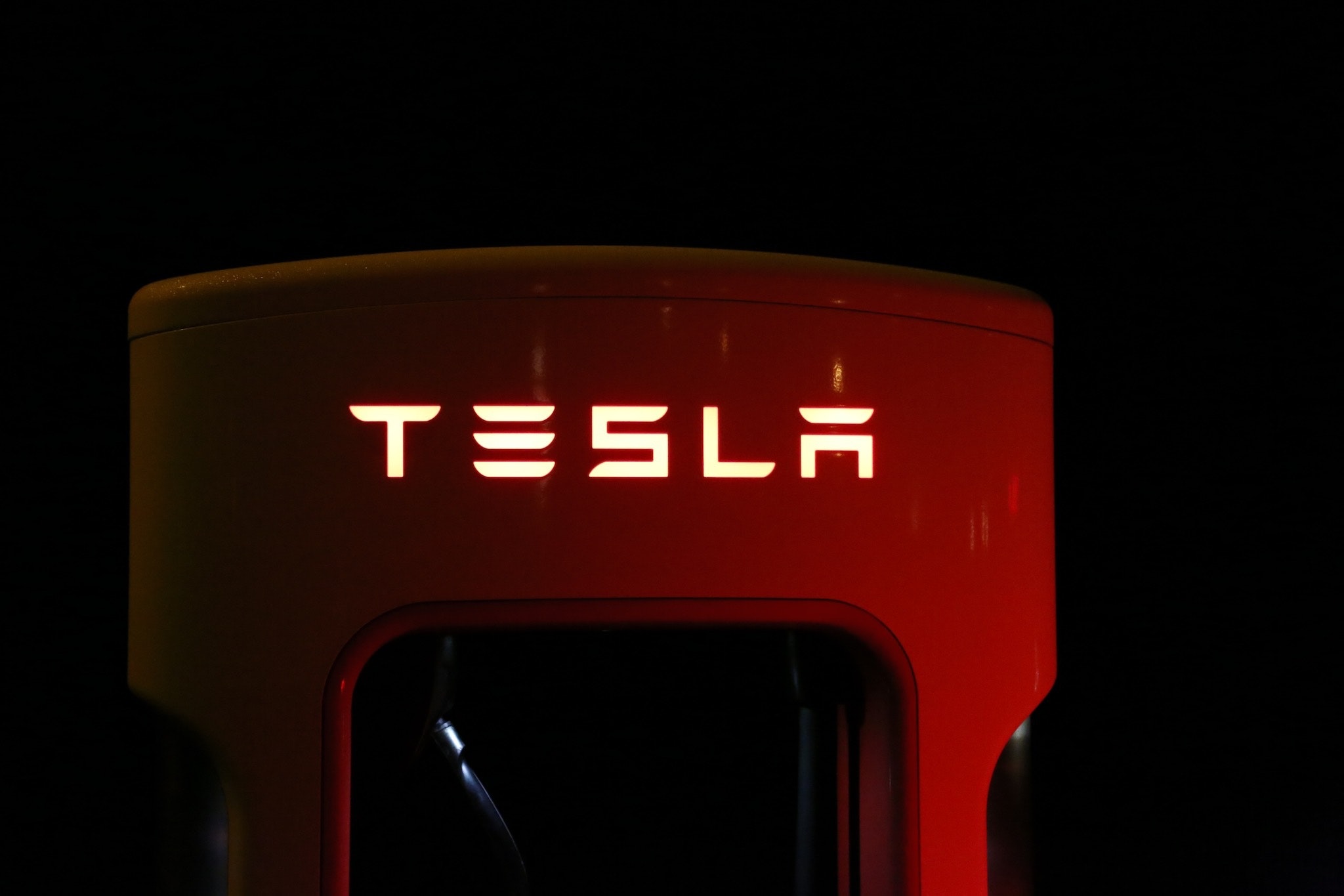 Tesla merket i rødt.