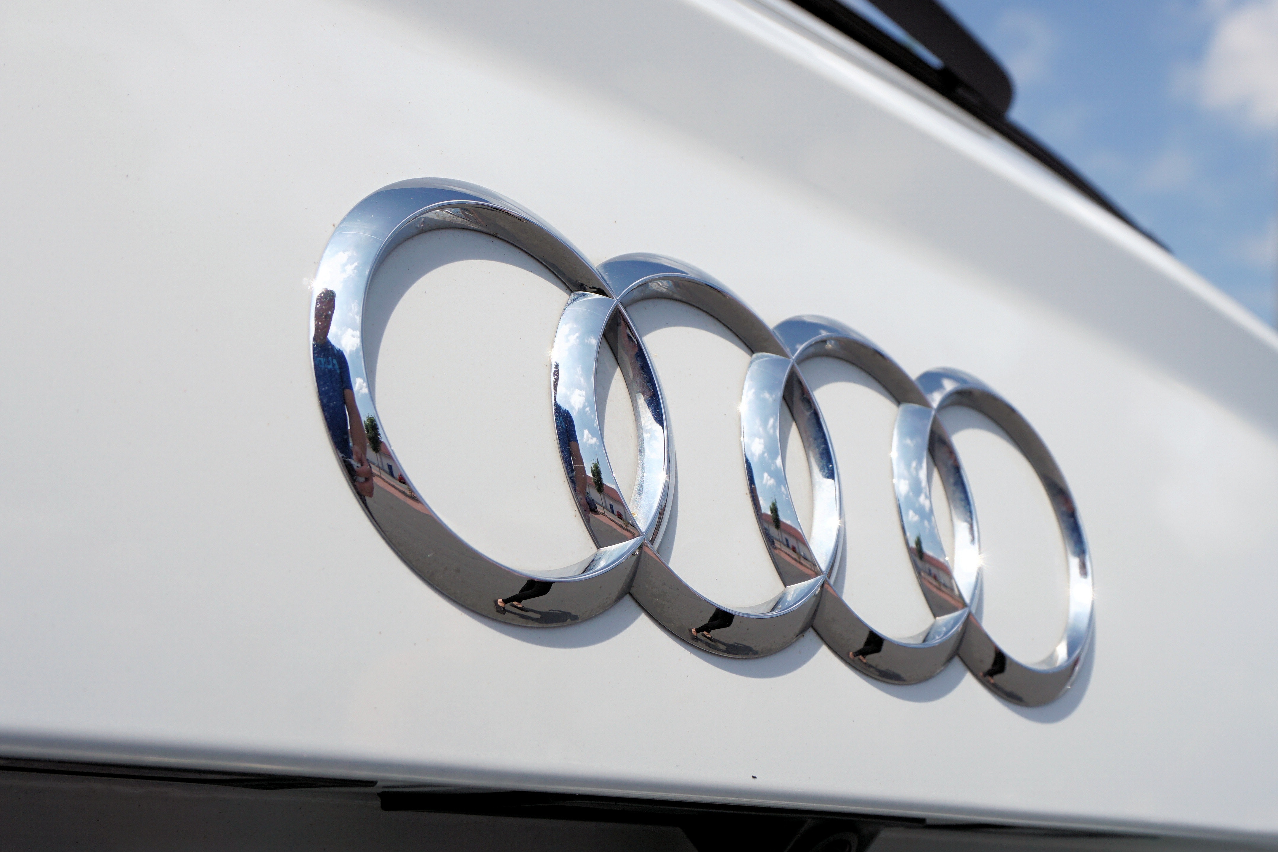 En hvit audi.